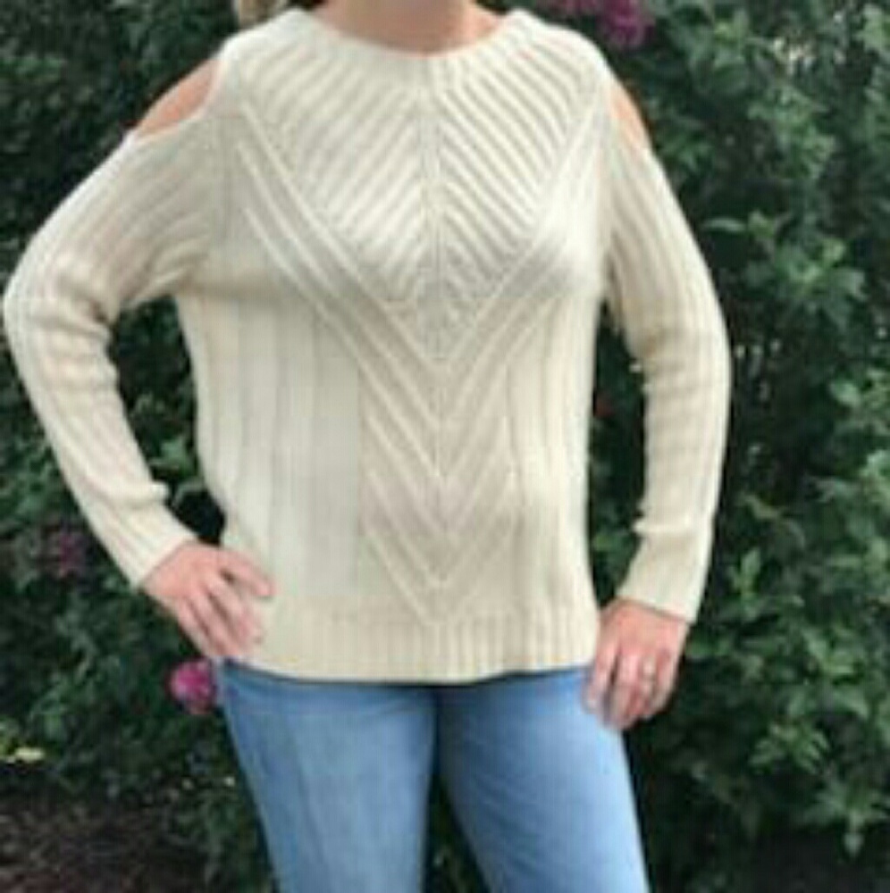 NWOT Francesca's cold shoulder sweater